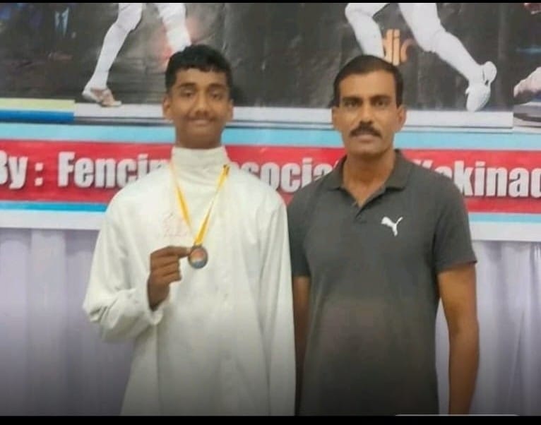 ఫెన్సింగ్‌ పోటీలలో సిల్వర్‌ సాధించిన రాహుల్‌