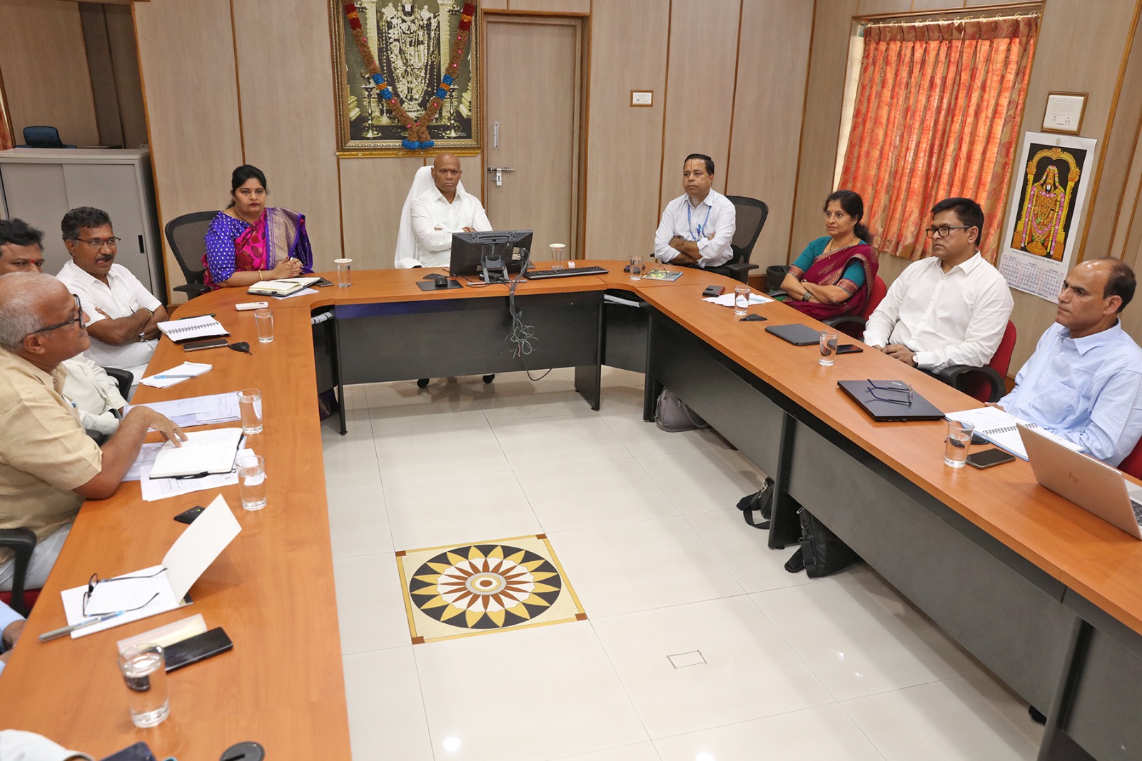 అధికారులతో ఈవో సమీక్ష 