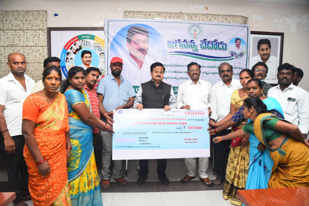 లబ్దిదారులకు మెగా చెక్‌ అందిస్తున్న కలెక్టర్‌ 