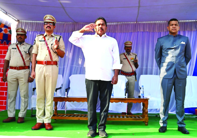 పోలీసు అమర వీరులకు ఘన నివాళి