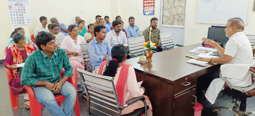 సమావేశంలో మాట్లాడుతున్న మున్సిపల్ కమిషనర్ రామచంద్రారెడ్డి