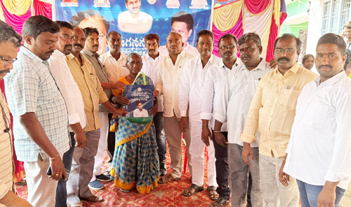ఆరోగ్య సురక్షలో మందులు చేస్తున్న వైసిపి నాయకులు 