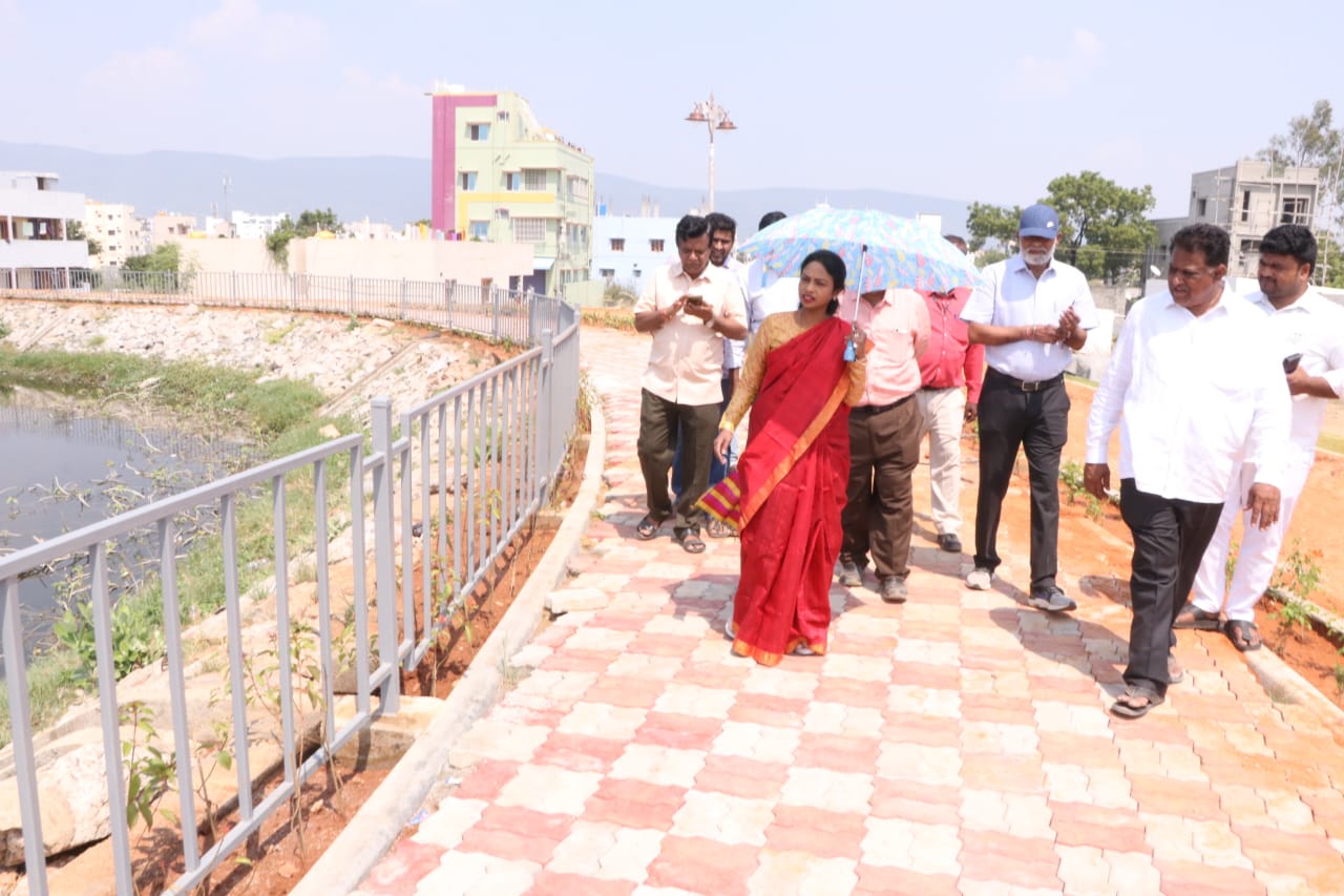 క్రికెట్‌ స్టేడియం నిర్మాణ పనులను పరిశీలిస్తున్న కమిషనర్‌ 