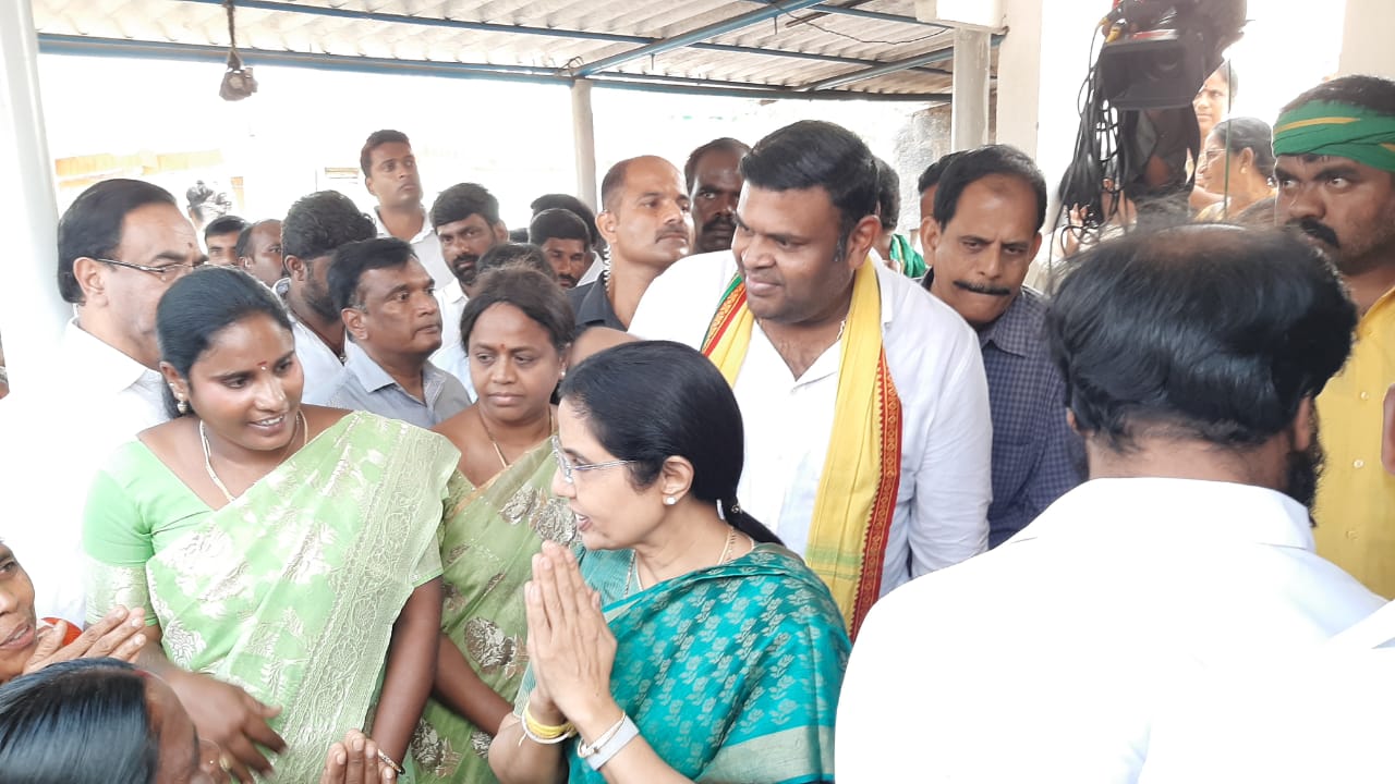 శ్రీకాళహస్తిలో స్వాగతం పలుకుతూ... 