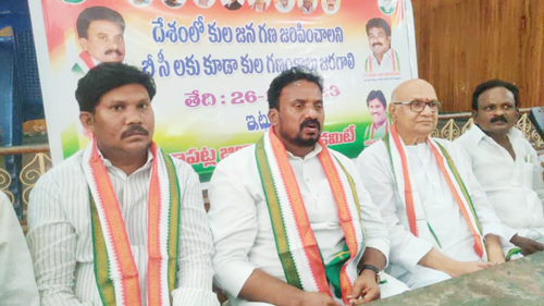 మాట్లాడుతున్న మస్తాన్ వలి వేదికపై లింగం శెట్టి