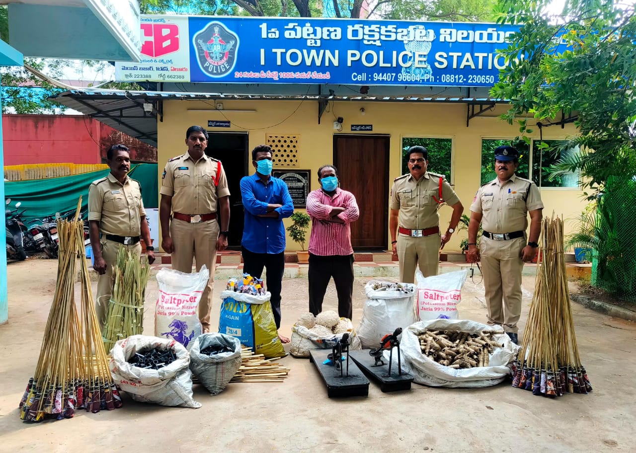 బాణాసంచా తయారీదారులు అరెస్టు