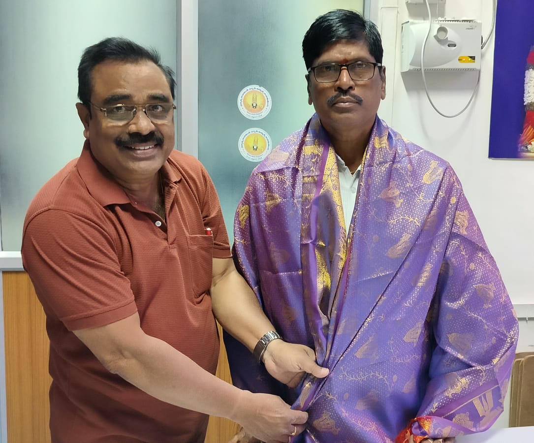 ఉగ్రాణం చంద్రశేఖర్‌రెడ్డిని అభినందిస్తున్న ఆచార్యులు 