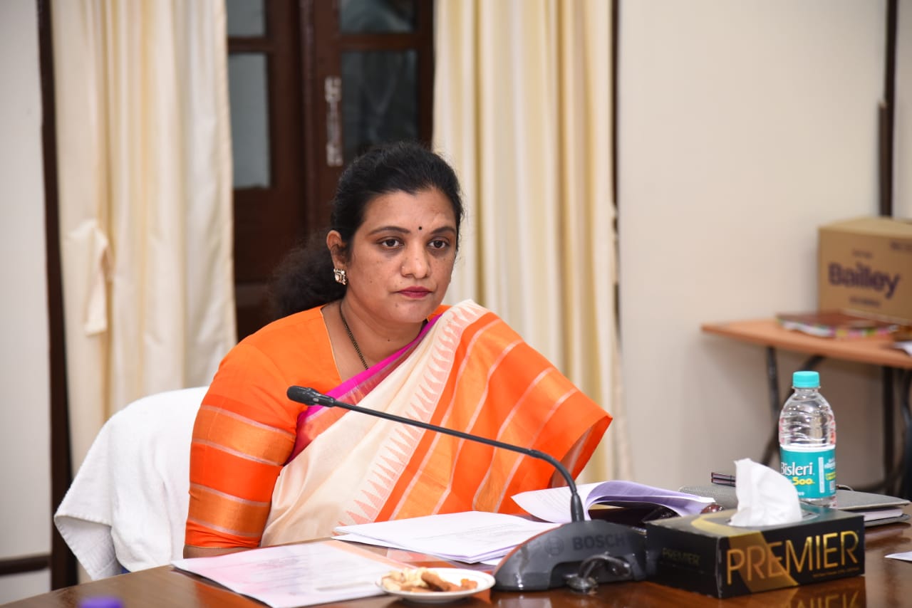 బ్యాంకర్లు లక్ష్యాలను చేరుకోవాలి : కలెక్టర్‌