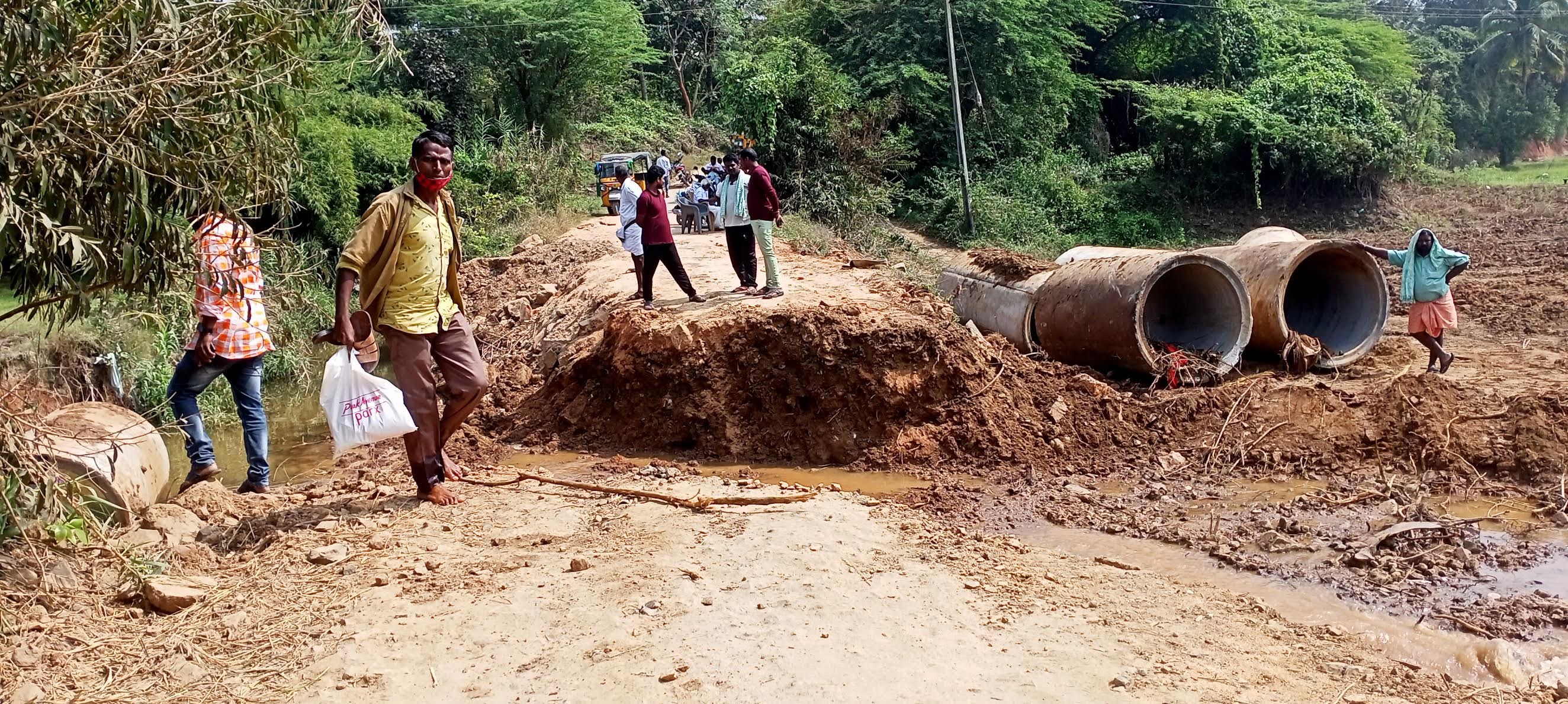 తిమ్మిరాజుపల్లి హరిజనవాడ వద్ద వర్షానికి కొట్టుకుపోయిన ఆర్‌ అండ్‌ బి రోడ్డు (ఫైల్‌) 