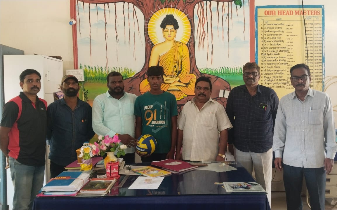 రాష్ట్రస్థాయి వాలీబాల్‌ పోటీలకు కొడమంచిలి విద్యార్థి ఎంపిక