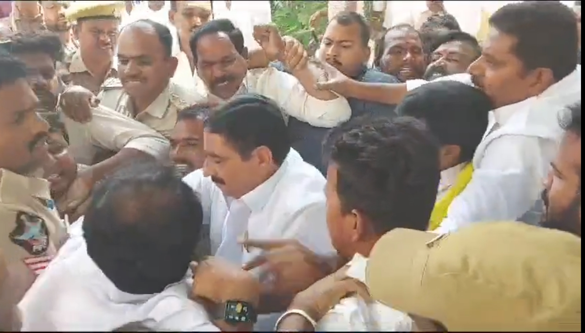 టిడిపి నేతలపై జగన్‌ కక్ష సాధింపు