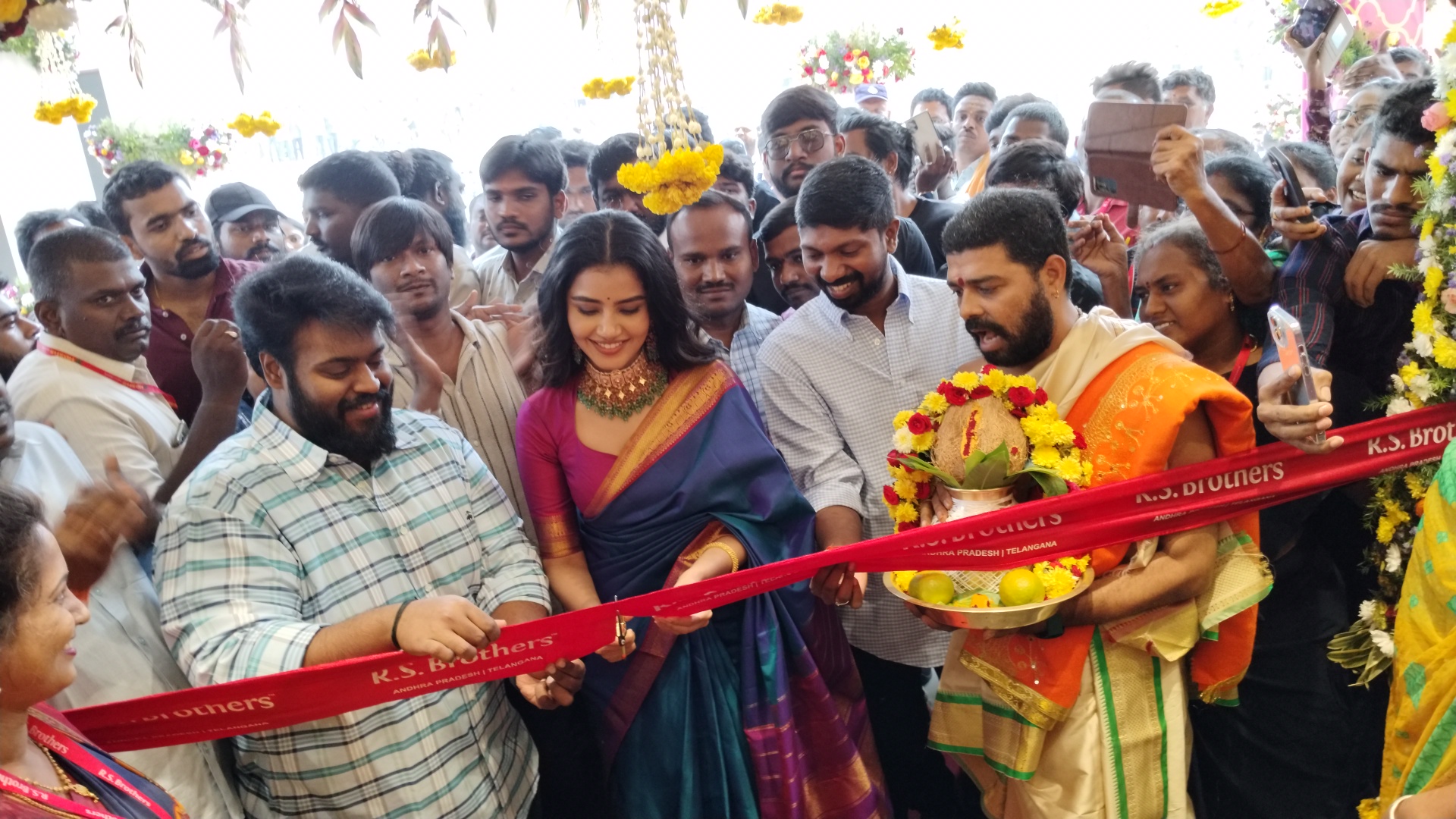 ఆర్‌ఎస్‌ బ్రదర్స్‌ వార్షికోత్సవంలో హీరోయిన్‌ అనుపమ 