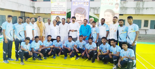 జాతీయ ఖో ఖో క్రీడలో పాల్గొనే క్రీడాకారులకు క్రీడా దుస్తులు పంపిణీ చేస్తున్న బాచిన కృష్ణ చైతన్య