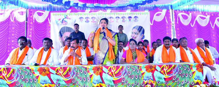   కార్యక్రమంలో మాట్లాడుతున్న మంత్రి ఉషశ్రీచరణ్‌