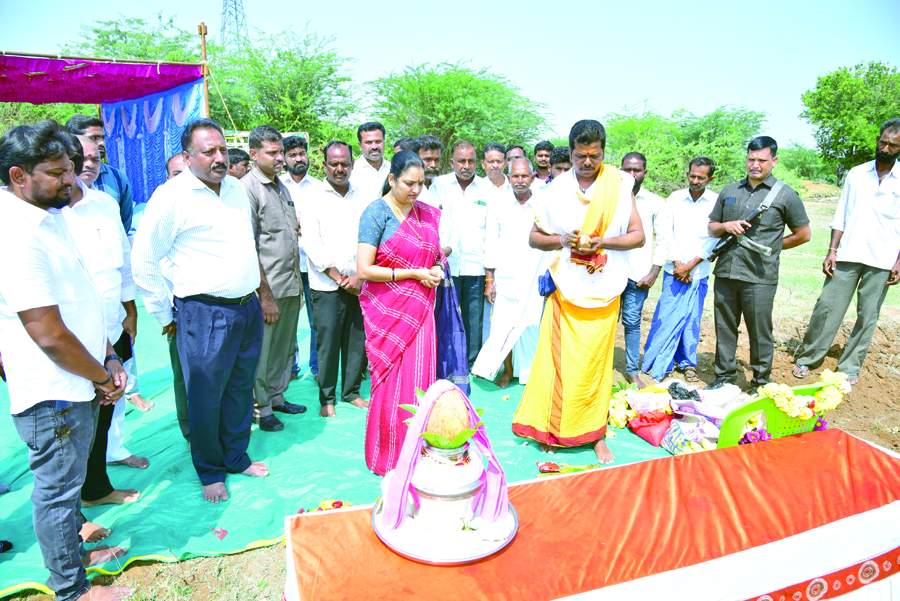 భూమిపూజ చేస్తున్న మంత్రి ఉషశ్రీచరణ్‌