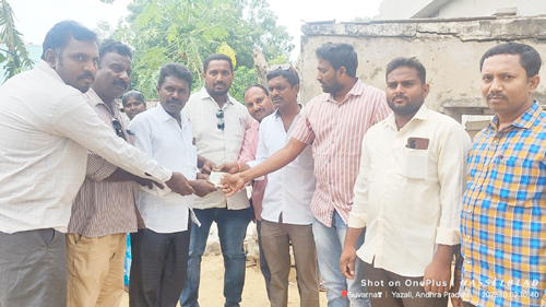 సహాయం అందిస్తున్న సభ్యులు