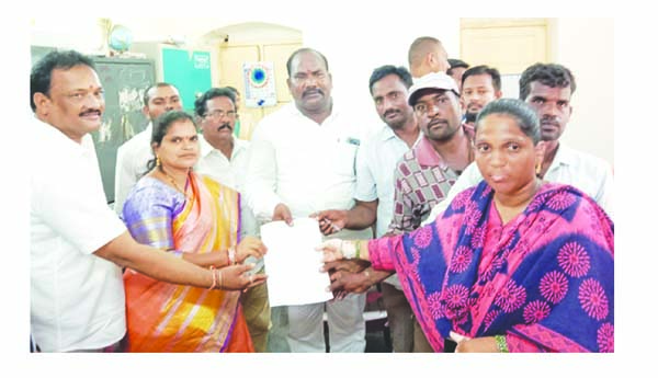 కుటుంబంలో ఒకరికి ఉద్యోగం ఇవ్వాలి