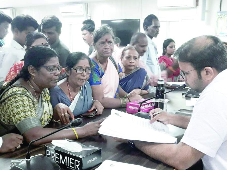  జాయింట్‌ కలెక్టర్‌కు వినతిపత్రం సమర్పిస్తున్న అంగన్‌వాడీలు