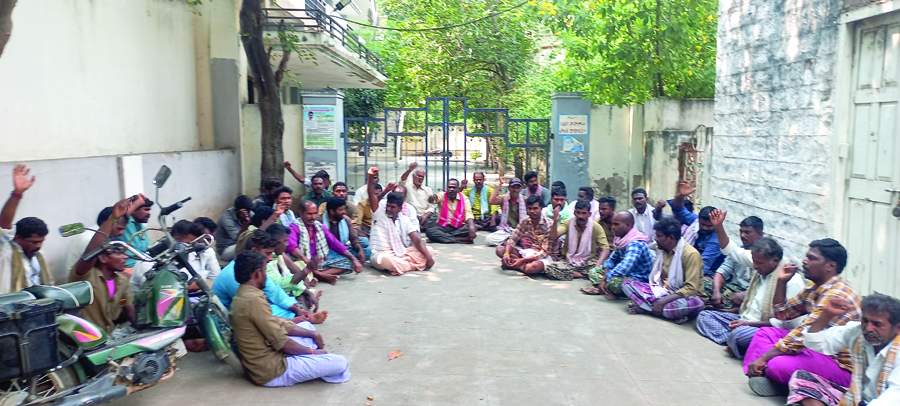 సివిల్‌ సప్లరు డిఎం కార్యాలయం ఎదుట ధర్నా చేస్తున్న హమాలీలు