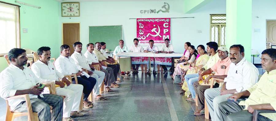 సమావేశంలో మాట్లాడుతున్న సిపిఎం జిల్లా కార్యదర్శివర్గ వి.రాంభూపాల్‌