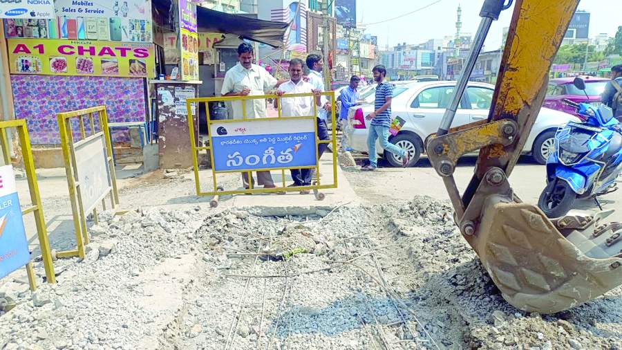   కూలిన కల్వర్టును పరిశీలిస్తున్న సిపిఎం నాయకులు