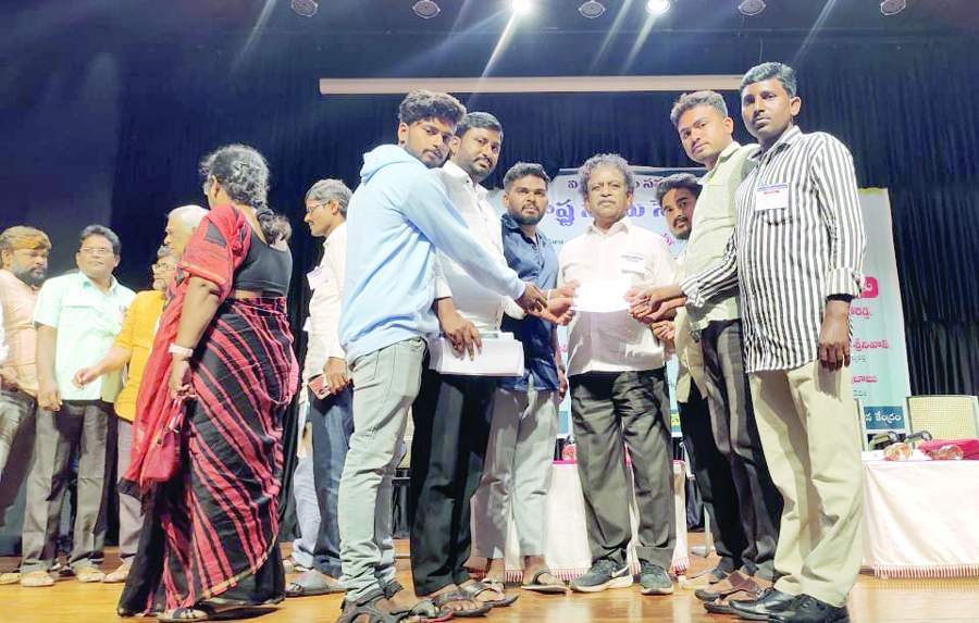 ఉమ్మడి కృష్ణా గుంటూరు గ్రాడ్యుయేట్‌ ఎమ్మెల్సీ కేఎస్‌ లక్ష్మణరావుకు వినతిపత్రం సమర్పిస్తున్న ఎస్‌ఎఫ్‌ఐ నాయకులు