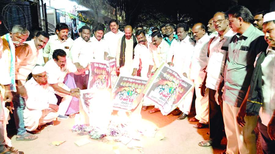 అనంతపురంలో 'సైకో పోవాలి' కరపత్రాలను దగ్ధం చేస్తున్న టిడిపి నాయకులు