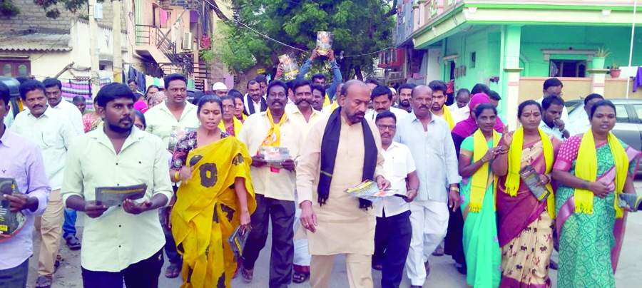   నగరంలో పర్యటిస్తున్న మాజీ ఎమ్మెల్యే వైకుంఠం ప్రభాకర్‌చౌదరి