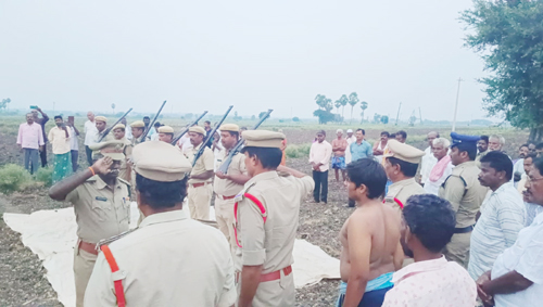పోలీసు లాంచనాలతో పూర్ణమహేశ్వరరావు అంత్యక్రియలు నిర్వహిస్తున్న దృశ్యం