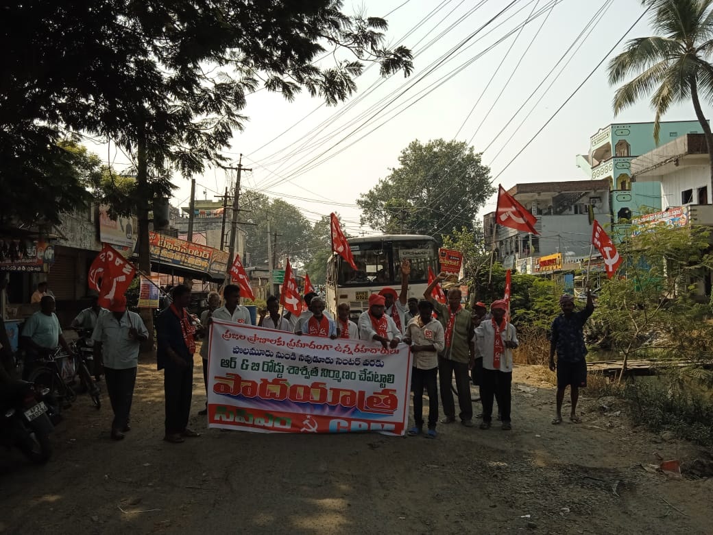 అధ్వానంగా ఉన్న రోడ్లను నిర్మించాలి