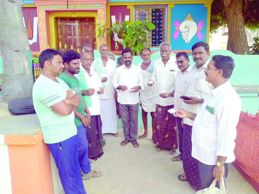 స్టిక్కర్ల అతికింపును అడ్డుకుంటున్న సిపిఎం నాయకులు