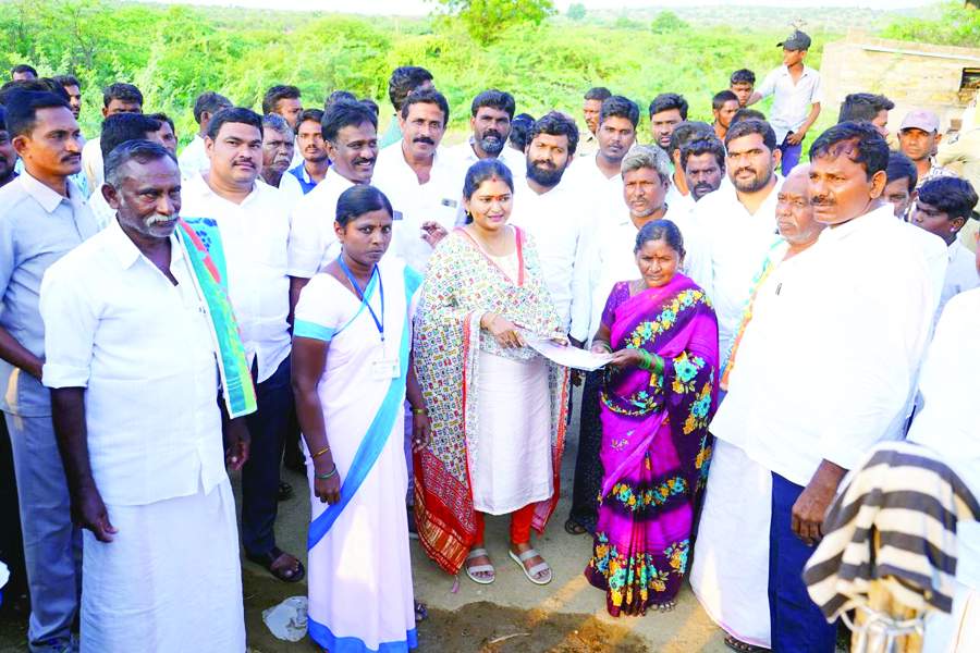   మహిళకు కరపత్రం అందజేస్తున్న ఎమ్మెల్యే పద్మావతి