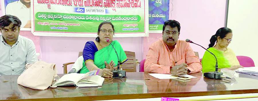  మాట్లాడుతున్న జిల్లా వైద్య, ఆరోగ్య శాఖాధికారిణి ఇబి.దేవి