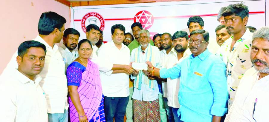    కార్యకర్తలకు ఆర్థికసాయం చెక్కు అందజేస్తున్న జనసేన పార్టీ జిల్లా అధ్యక్షులు టి.సి.వరుణ్‌
