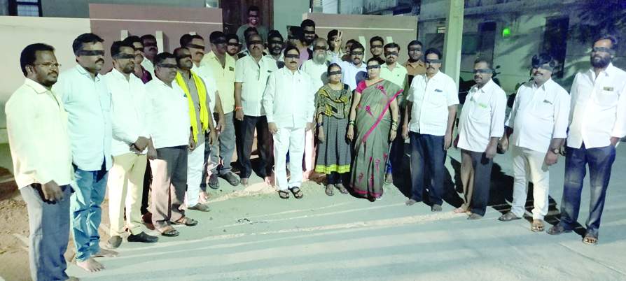 కళ్లకు గంతలు కట్టుకుని నిరసన తెలుపుతున్న టిడిపి నాయకులు