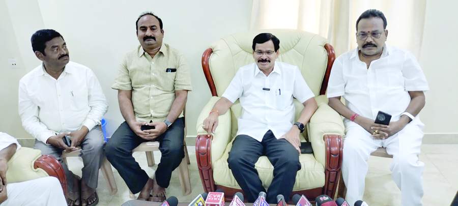  విలేకరులతో మాట్లాడుతున్న విప్‌ కాపు రామచంద్రారెడ్డి