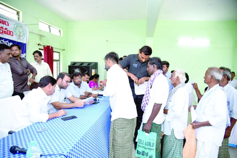 అర్జీలను స్వీకరిస్తున్న ఇన్‌ఛార్జి కలెక్టర్‌ కేతన్‌గార్గ్‌