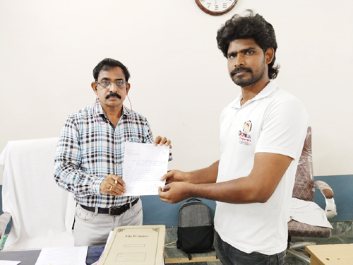 డిఇఒ రామారావుకు వినతి పత్రం ఇస్తున్న ఎస్‌ఎఫ్‌ఐ జిల్లా కార్యదర్శి ఆర్య