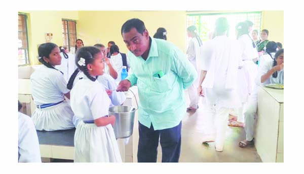 విద్యార్థులతో స్నేహపూర్వకంగా మెలగాలి