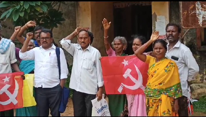 తహశీల్దార్‌ కార్యాలయం వద్ద బాధితులతో కలిసి ధర్నాలో పాల్గొన్న సిపిఎం జిల్లా కార్యదర్శి వి.నాగరాజు 