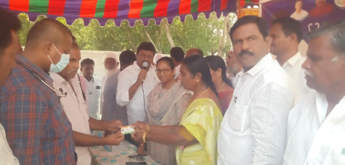 వీరబల్లి : హెల్త్‌ కార్డులను పంపిణీ చేస్తున్న ఎంపిపి, సర్పంచ్‌