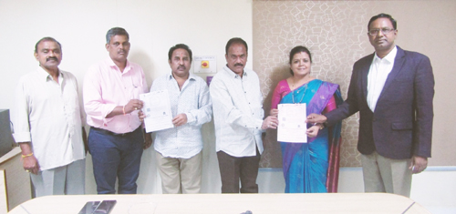 అవగాహన ఒప్పంద పత్రాలను మీడియాకు చూపుతున్న రెండు కళాశాలల యాజమాన్య బృందం
