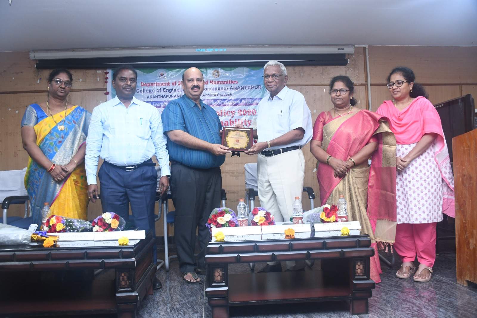  కార్యక్రమంలో మాట్లాడుతున్న జెఎన్‌టియు రెక్టార్‌ ఎం.విజరుకుమార్‌