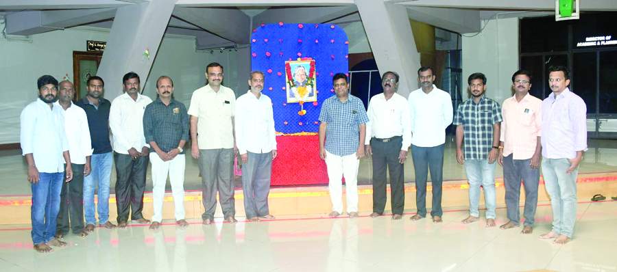   అబ్దుల్‌ కలామ్‌కు నివాళులర్పిస్తున్న జెఎన్‌టియు రిజిస్ట్రార్‌, సిబ్బంది