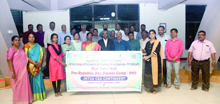 పరేడ్‌కు ఎంపికైన విద్యార్థులను అభినందిస్తున్న జెఎన్‌టియు సిబ్బంది
