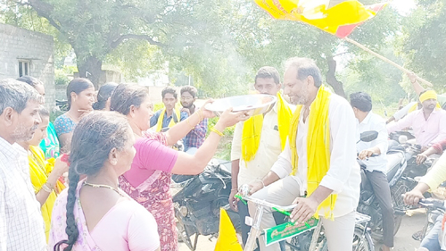 గొట్టపాటి సైకిల్‌ యాత్రకు హారతులతో స్వాగతం