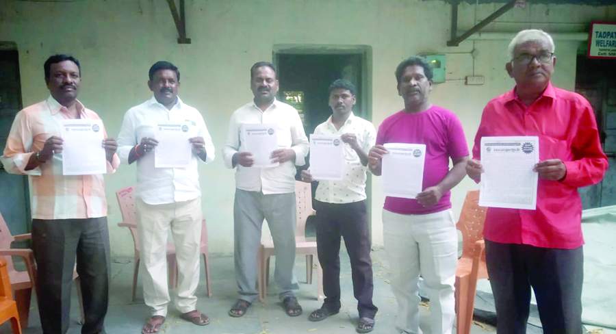 పోస్టర్లను విడుదల చేస్తున్న సిపిఎం నాయకులు