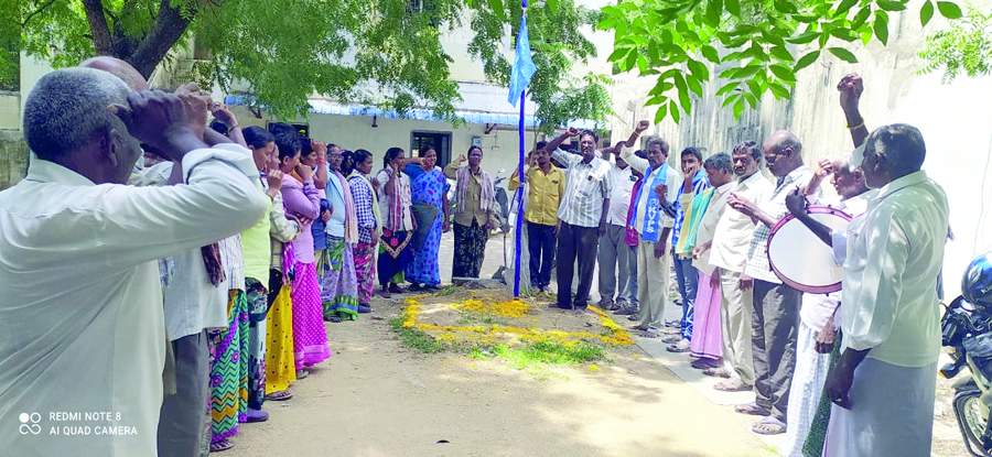   జెండాను ఎగురవేస్తున్న కెవిపిఎస్‌ రాష్ట్ర అధ్యక్షులు ఓ.నల్లప్ప, నాయకులు