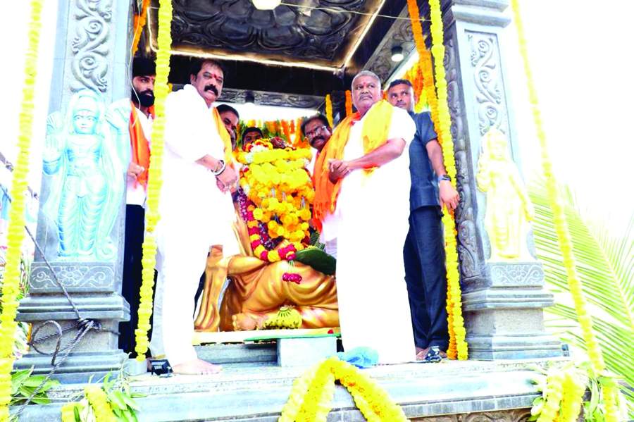  వాల్మీకి విగ్రహాన్ని ప్రతిష్టిస్తున్న మంత్రి జయరామ్‌, ఎమ్మెల్యే పెద్దారెడ్డి