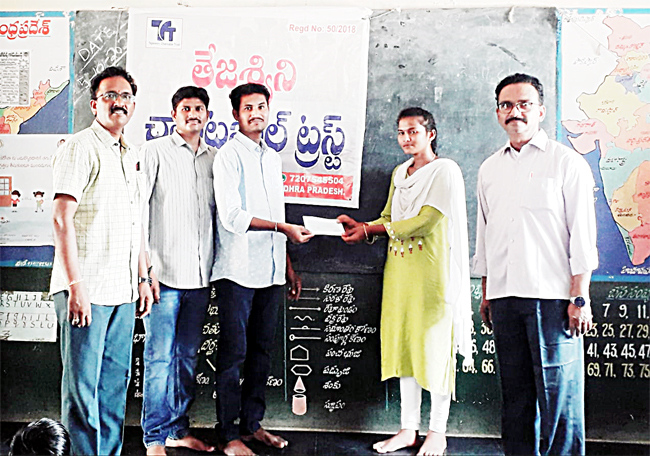 విద్యార్థినికి ఆర్థిక సాయం